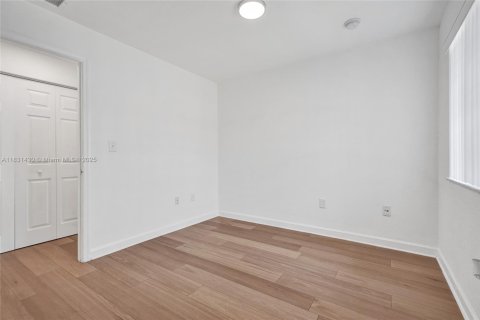 House in Miami, Florida 4 bedrooms, 145.39 sq.m. № 1809103 - photo 23