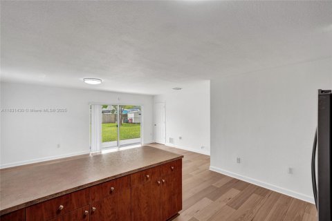 House in Miami, Florida 4 bedrooms, 145.39 sq.m. № 1809103 - photo 10