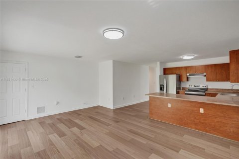 House in Miami, Florida 4 bedrooms, 145.39 sq.m. № 1809103 - photo 9