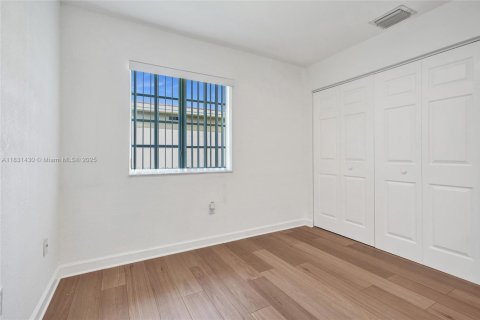 House in Miami, Florida 4 bedrooms, 145.39 sq.m. № 1809103 - photo 27