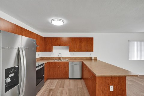 House in Miami, Florida 4 bedrooms, 145.39 sq.m. № 1809103 - photo 12