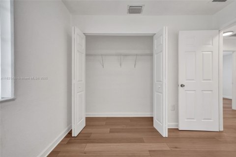 House in Miami, Florida 4 bedrooms, 145.39 sq.m. № 1809103 - photo 24