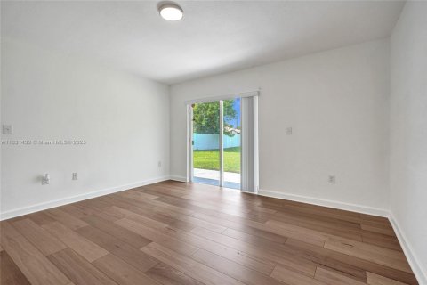 House in Miami, Florida 4 bedrooms, 145.39 sq.m. № 1809103 - photo 16