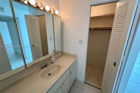 Condo in Miami Beach, Florida, 1 bedroom  № 1937911 - photo 17