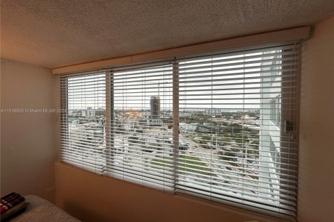 Condo in Miami Beach, Florida, 1 bedroom  № 1937911 - photo 9