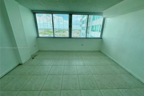 Condo in Miami Beach, Florida, 1 bedroom  № 1937911 - photo 21