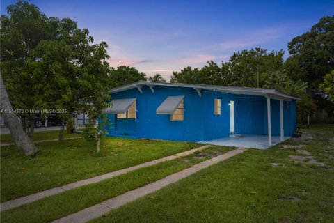 House in St. Lucie, Florida 3 bedrooms, 98.01 sq.m. № 1813981 - photo 1