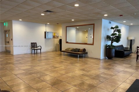 Condo in Miami Beach, Florida, 1 bedroom  № 1977330 - photo 16