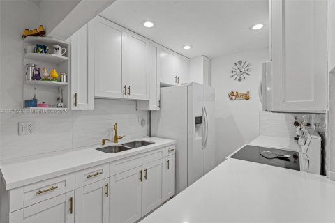 Copropriété à vendre à Miami, Floride: 2 chambres, 78.04 m2 № 1920577 - photo 17