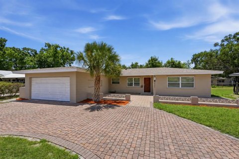 House in Saint Petersburg, Florida 4 bedrooms, 151.24 sq.m. № 2231330