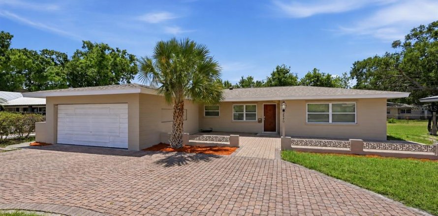 House in Saint Petersburg, Florida 4 bedrooms, 151.24 sq.m. № 2231330