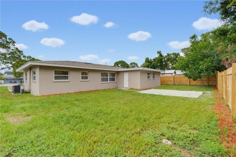 House in Saint Petersburg, Florida 4 bedrooms, 151.24 sq.m. № 2231330 - photo 24