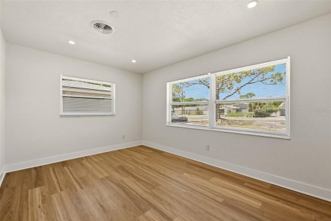 House in Saint Petersburg, Florida 4 bedrooms, 151.24 sq.m. № 2231330 - photo 16