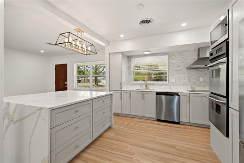 House in Saint Petersburg, Florida 4 bedrooms, 151.24 sq.m. № 2231330 - photo 3