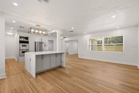 House in Saint Petersburg, Florida 4 bedrooms, 151.24 sq.m. № 2231330 - photo 2