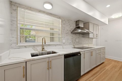 House in Saint Petersburg, Florida 4 bedrooms, 151.24 sq.m. № 2231330 - photo 5