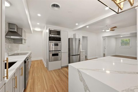House in Saint Petersburg, Florida 4 bedrooms, 151.24 sq.m. № 2231330 - photo 4