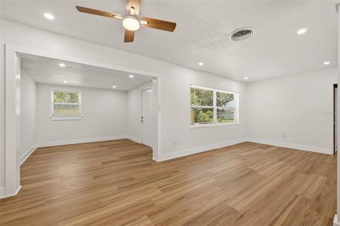 House in Saint Petersburg, Florida 4 bedrooms, 151.24 sq.m. № 2231330 - photo 6