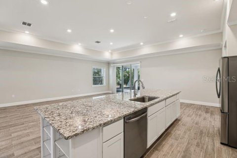 House in Plant City, Florida 4 bedrooms, 229.56 sq.m. № 2224977 - photo 10