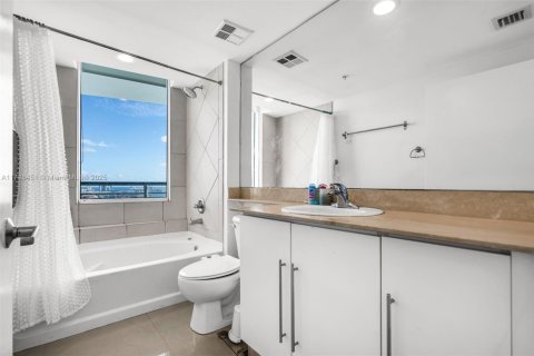 Copropriété à vendre à Miami, Floride: 3 chambres, 131.55 m2 № 1478426 - photo 19