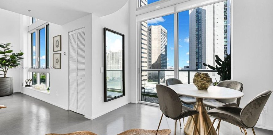 Condominio en Miami, Florida, 1 dormitorio № 1938218