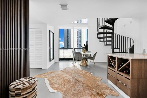 Condominio en alquiler en Miami, Florida, 1 dormitorio, 96.06 m2 № 1938218 - foto 9
