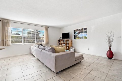 Villa ou maison à louer à Miami Gardens, Floride: 2 chambres, 82.22 m2 № 2010922 - photo 2