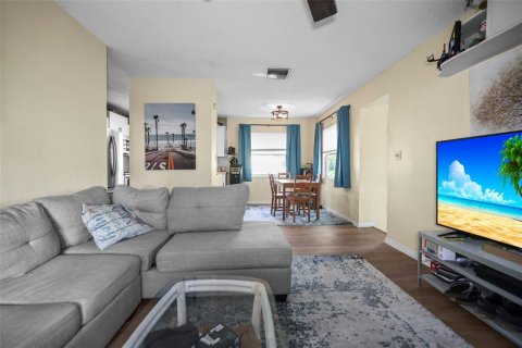 House in Saint Petersburg, Florida 3 bedrooms, 102.56 sq.m. № 2206393 - photo 18