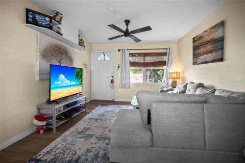 House in Saint Petersburg, Florida 3 bedrooms, 102.56 sq.m. № 2206393 - photo 17