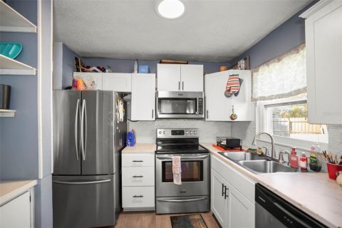 House in Saint Petersburg, Florida 3 bedrooms, 102.56 sq.m. № 2206393 - photo 7