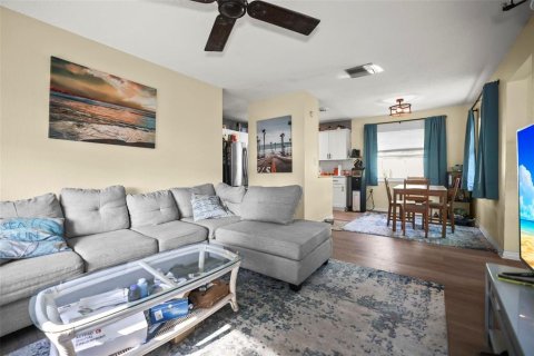 House in Saint Petersburg, Florida 3 bedrooms, 102.56 sq.m. № 2206393 - photo 19