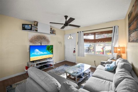 House in Saint Petersburg, Florida 3 bedrooms, 102.56 sq.m. № 2206393 - photo 20
