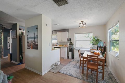 House in Saint Petersburg, Florida 3 bedrooms, 102.56 sq.m. № 2206393 - photo 14
