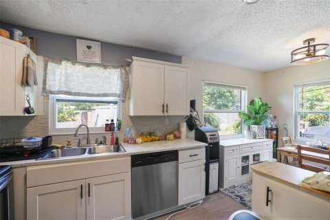 House in Saint Petersburg, Florida 3 bedrooms, 102.56 sq.m. № 2206393 - photo 8