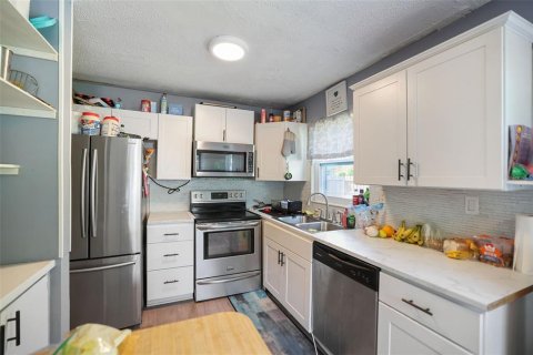 House in Saint Petersburg, Florida 3 bedrooms, 102.56 sq.m. № 2206393 - photo 9