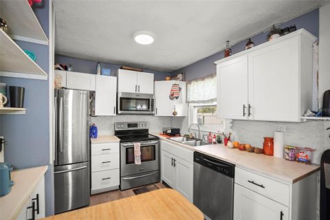 House in Saint Petersburg, Florida 3 bedrooms, 102.56 sq.m. № 2206393 - photo 6