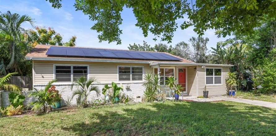 House in Saint Petersburg, Florida 3 bedrooms, 102.56 sq.m. № 2206393