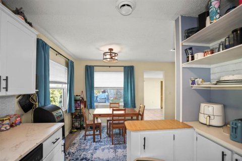 House in Saint Petersburg, Florida 3 bedrooms, 102.56 sq.m. № 2206393 - photo 11