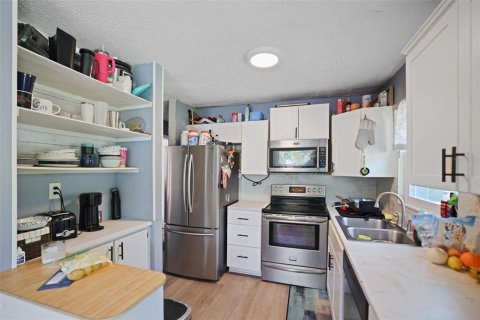 House in Saint Petersburg, Florida 3 bedrooms, 102.56 sq.m. № 2206393 - photo 5