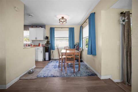 House in Saint Petersburg, Florida 3 bedrooms, 102.56 sq.m. № 2206393 - photo 12