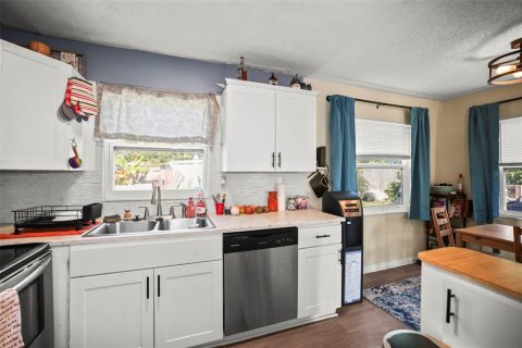 House in Saint Petersburg, Florida 3 bedrooms, 102.56 sq.m. № 2206393 - photo 10