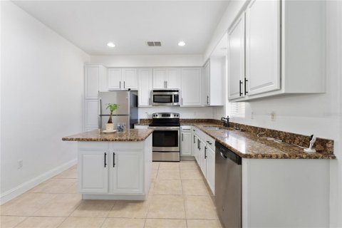 Townhouse in Davenport, Florida 4 bedrooms, 182.83 sq.m. № 2110645 - photo 5