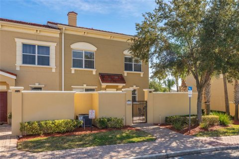 Townhouse in Davenport, Florida 4 bedrooms, 182.83 sq.m. № 2110645 - photo 2