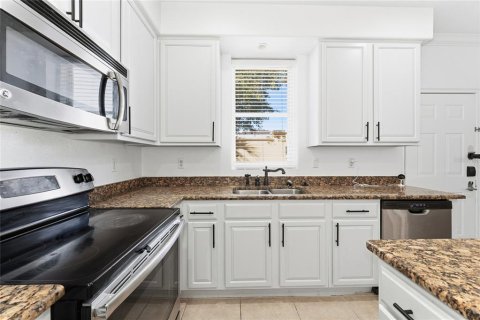 Townhouse in Davenport, Florida 4 bedrooms, 182.83 sq.m. № 2110645 - photo 7