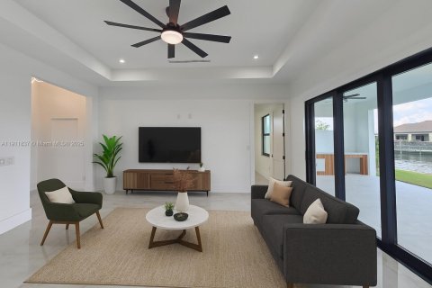 Casa en venta en Cape Coral, Florida, 4 dormitorios, 166.2 m2 № 1968106 - foto 3