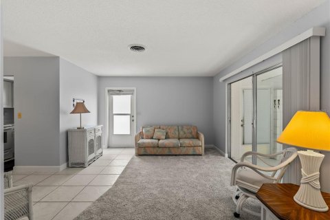 Condo in Venice, Florida, 2 bedrooms  № 2277165 - photo 8