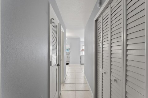 Condo in Venice, Florida, 2 bedrooms  № 2277165 - photo 17