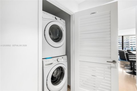 Condo in Miami, Florida, 1 bedroom № 2086495 - photo 12
