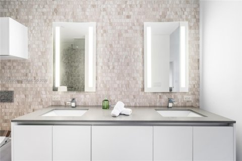 Condo in Miami, Florida, 1 bedroom № 2086495 - photo 19