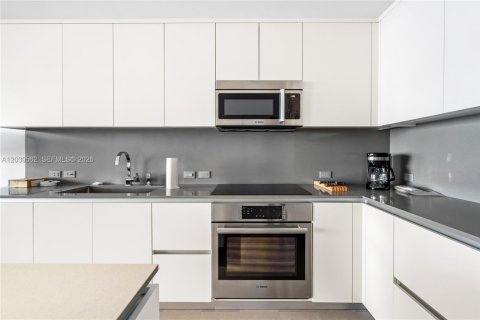 Condo in Miami, Florida, 1 bedroom № 2086495 - photo 2